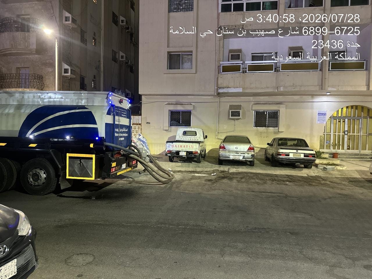 ويت المياه واقف عند موقع الطلب قبل بدء التعبئة